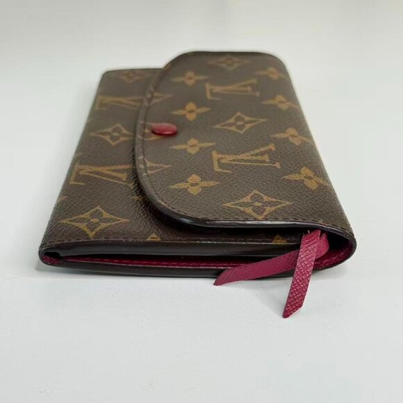 Louis Vuitton Monogram Canvas Wallet with Classic LV Logo Design - Picture 2 of 7